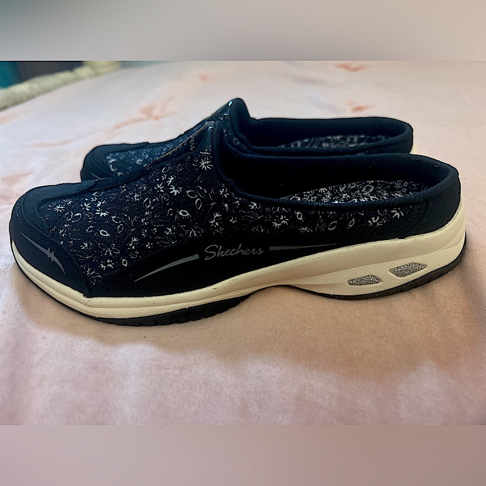 Sketchers air cooled memory foam women’s shoe 8.5